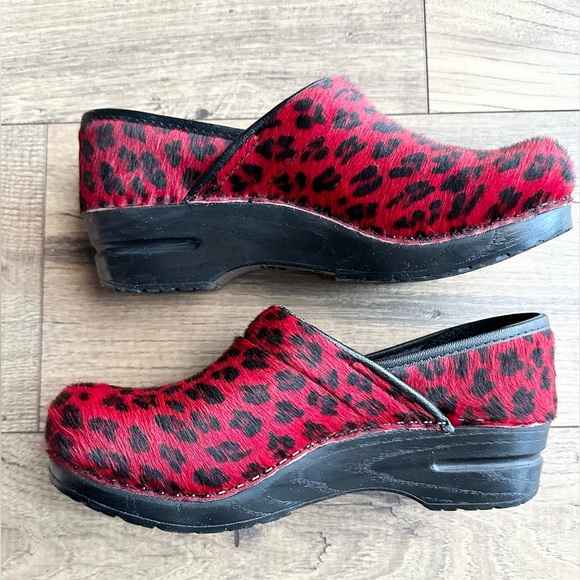 Dansko womens red and black calf hair cheetah comfortable clogs size 38 (7.5-8) - Picture 10 of 14